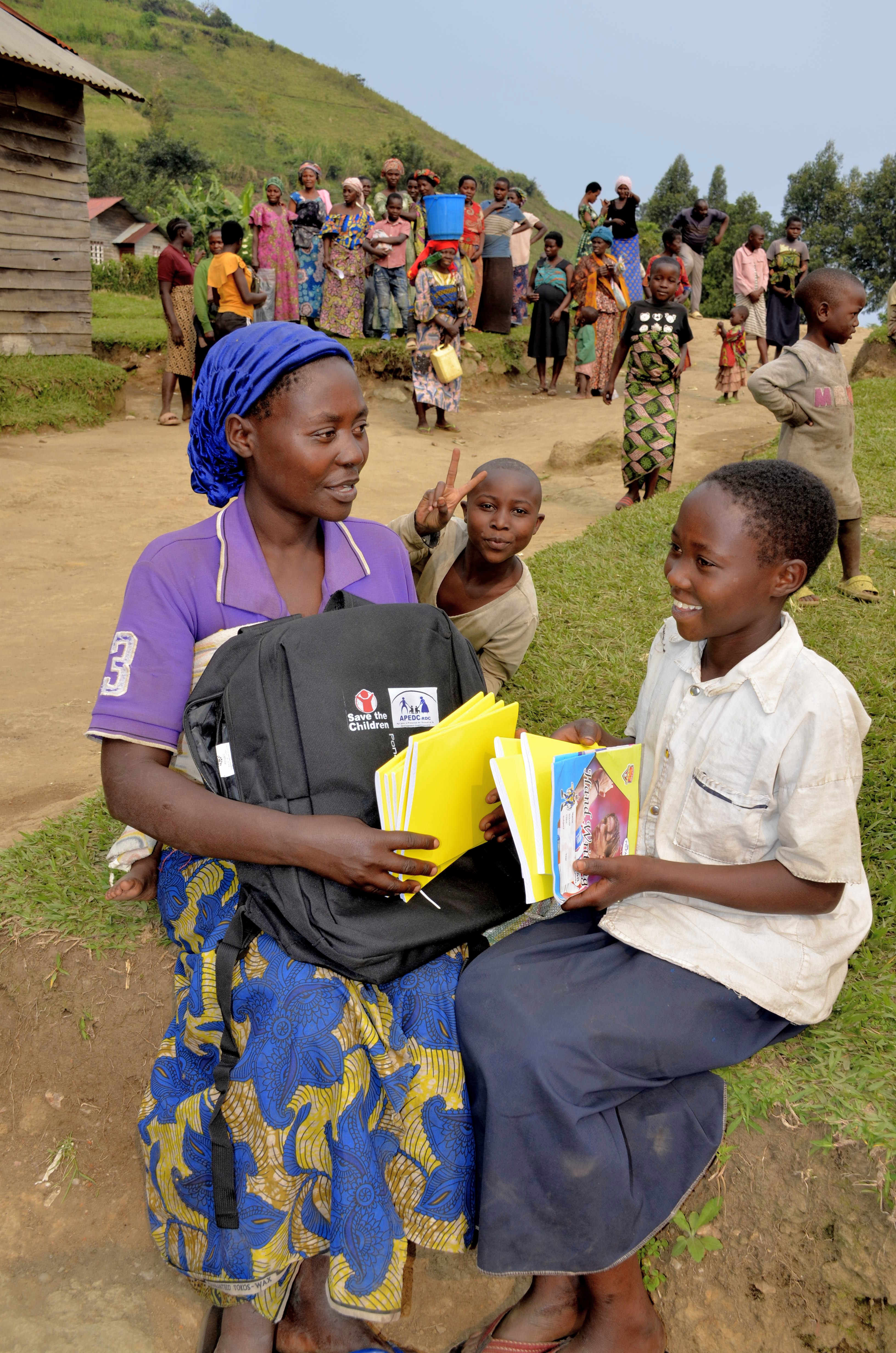 Distribution de kits  scolaire à l'École Primaire NYUNDO, dans la zone de santé de MINOVA,  aire de santé de BULENGA 