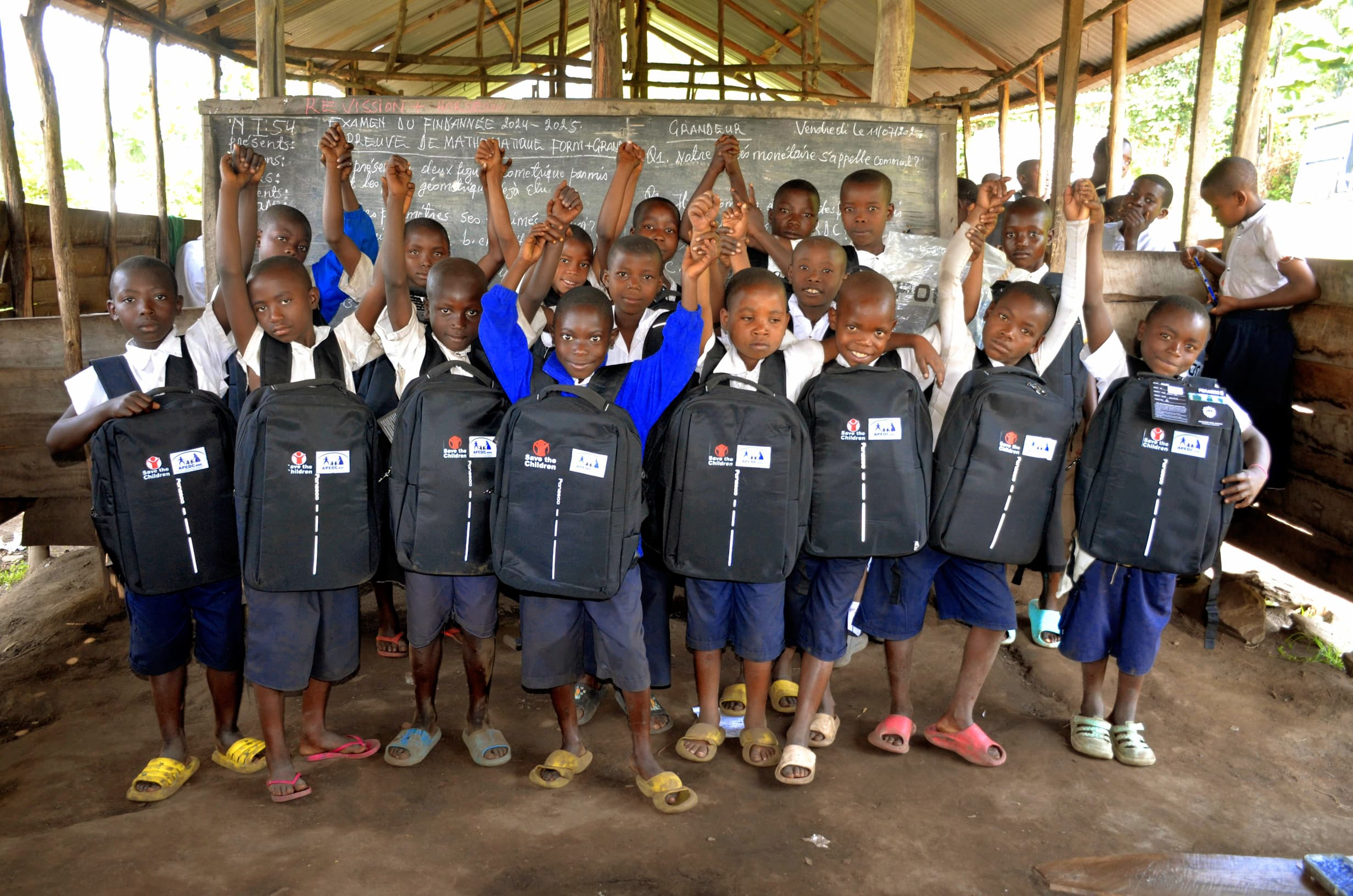  Distribution de kits scolaire et kits récréatifs à l'EP MUTUGIRWA   