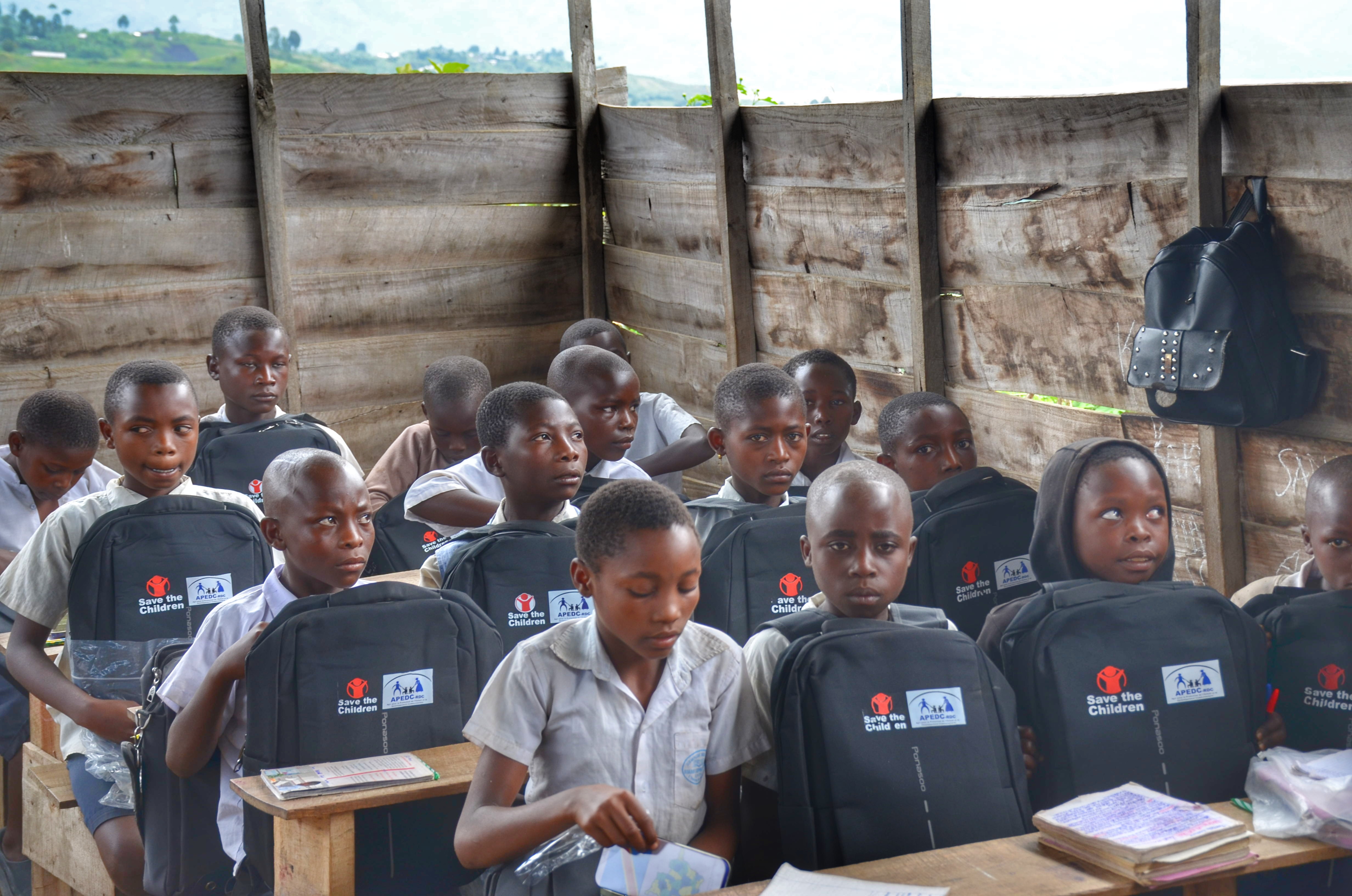 Distribution de kits scolaires à l’EP BERA, située dans l’aire de santé de BULENGA, zone de santé de MINOVA 