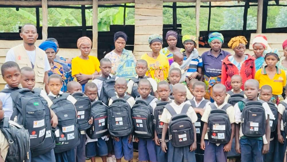 Distribution de kits scolaires complets  